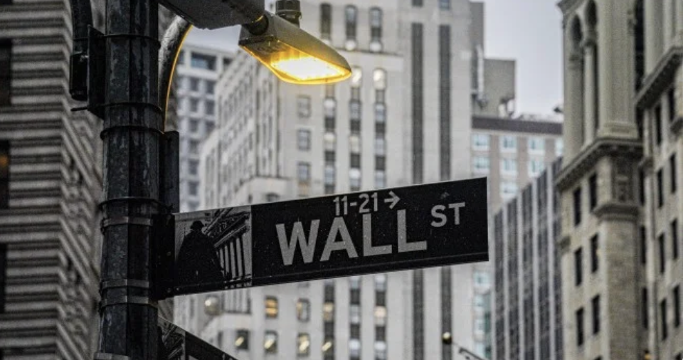 华尔街走势摇摆，疲软的就业数据提振降息预期，AI交易推动股市波动